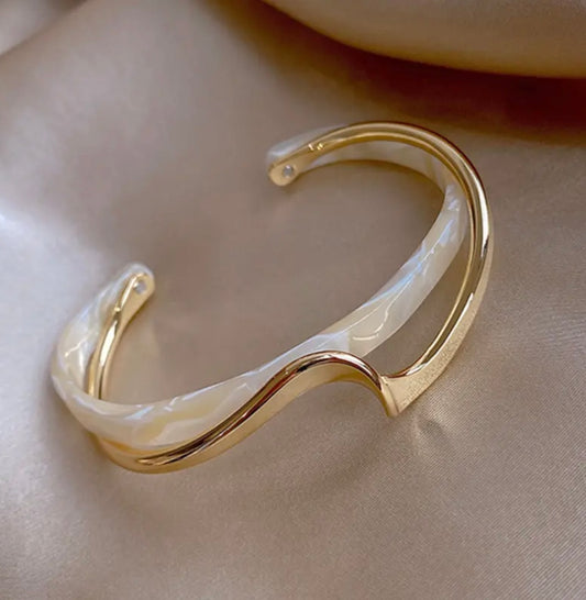 Golden-Plated Acrylic Bracelet – Minimalist Boho Cuff