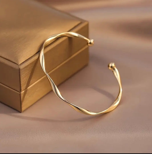 Elegant Twisted Knot Cuff Bracelet